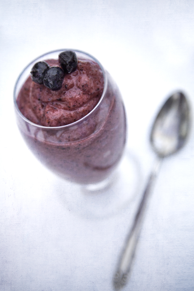 Blueberry, apple and banana smoothie