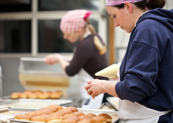 Preparing the paczki